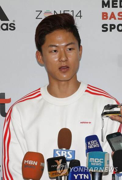 U-20 축구대표팀 이승우(FC바르셀로나 후베닐A)가 지난 6월 26일 오전 인천공항을 통해 출국하기에 앞서 인터뷰하고 있다.<연합뉴스>